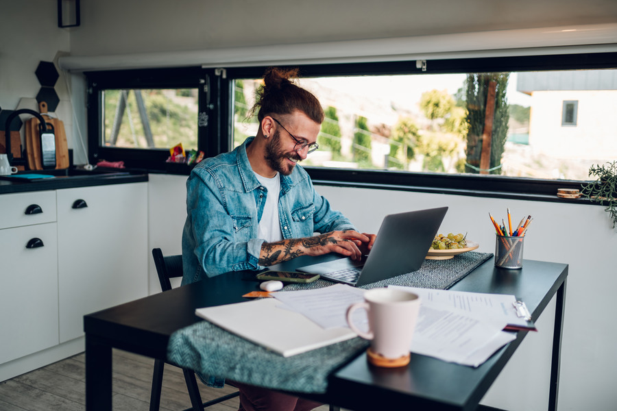 Image d'un employé payé même s'il travaille à domicile