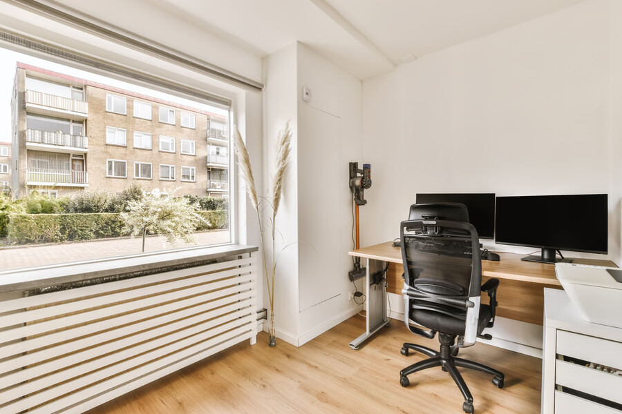 Visuel d'un coin bureau aménagé dans un salon avec séparation visuelle