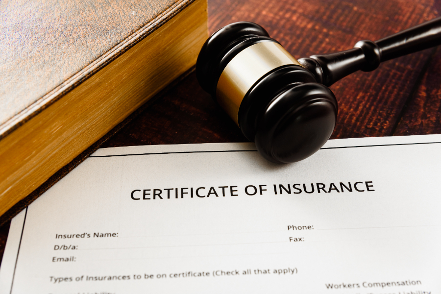 Un certificat d'assurance RC qui n'est pas chère déposée sur table 