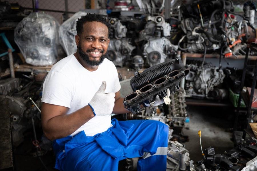 Chiffres en gros caractères indiquant un salaire annuel moyen pour un mécanicien