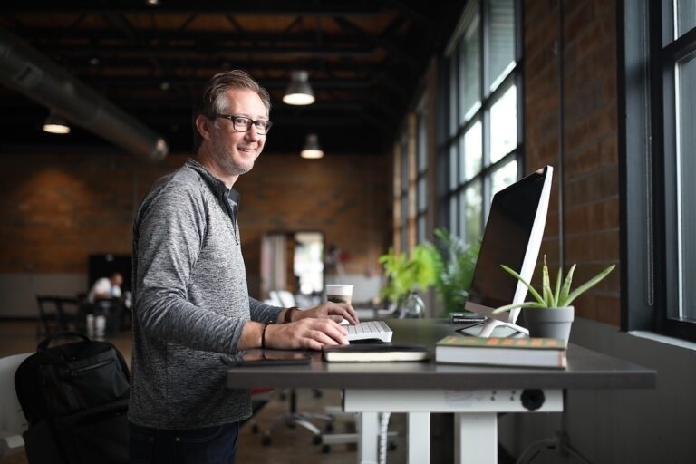 Un freelance travaille sur son ordinateur dans son bureau