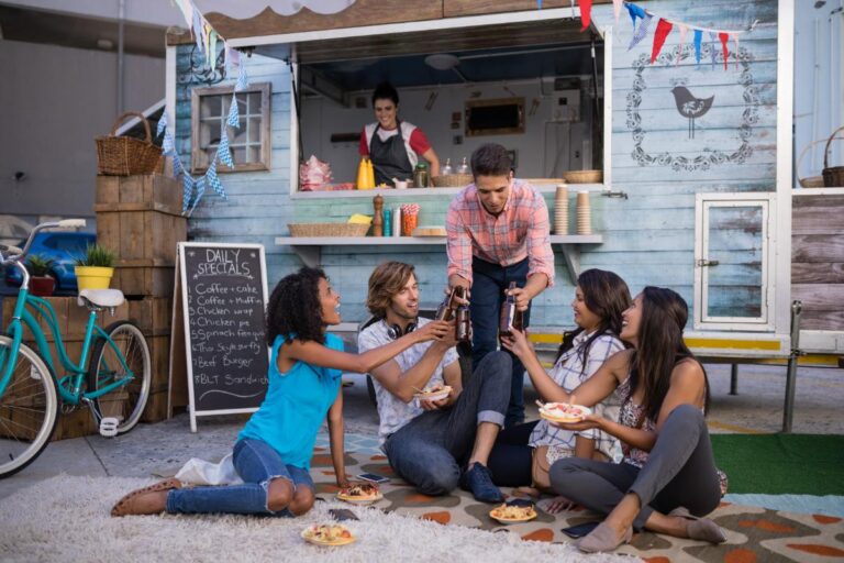 Un jeune entrepreneur observe une plage animée pour étudier le potentiel local