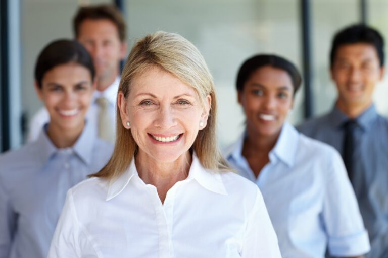 Employé concentré devant son ordinateur, analysant ses objectifs professionnels