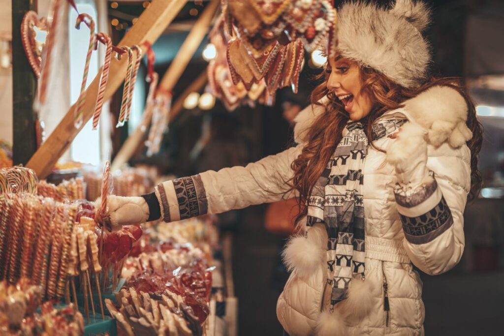 Vitrine de gourmandises et friandises prêtes à la vente pour le marché de Noël