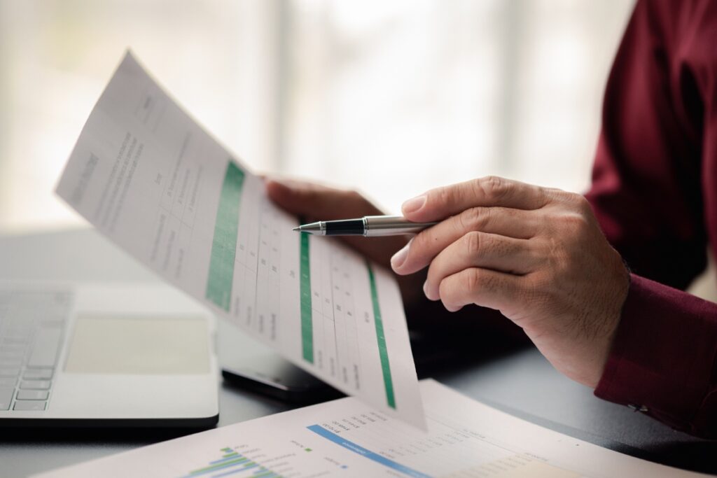 Archivage organisé de factures d'acompte garantissant conservation et traçabilité sur plusieurs années