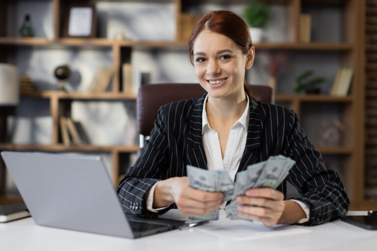 Un comptable tenant son salaire dans son bureau