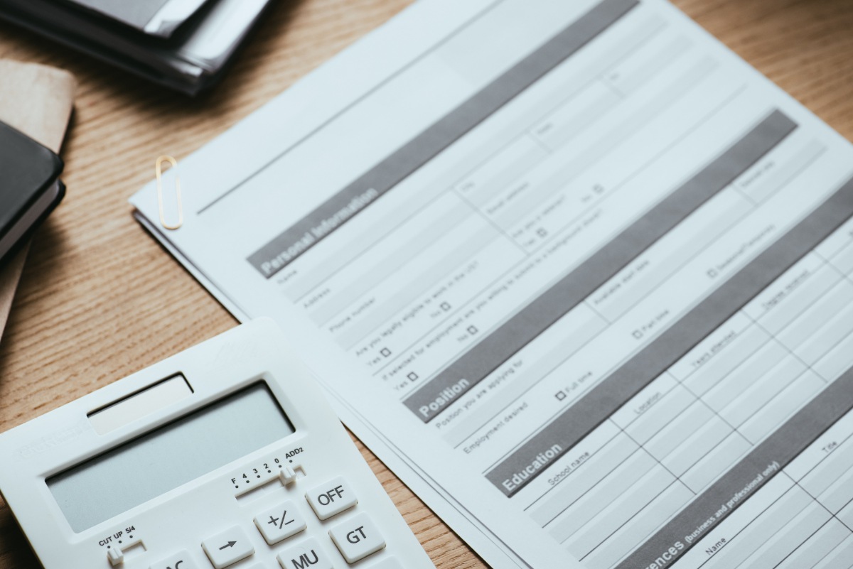 Facture d'acompte avec mention claire, date d'émission, montant HT et TTC, et taux de TVA appliqué