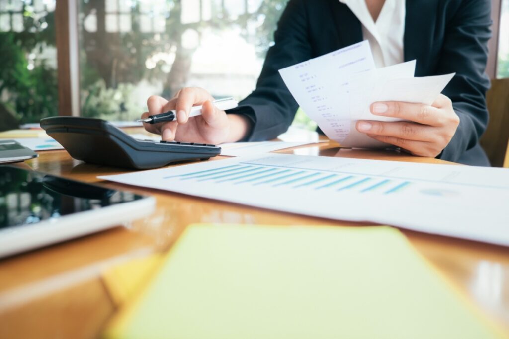 Un homme d'affaire calculant les frais déductibles de son entreprise