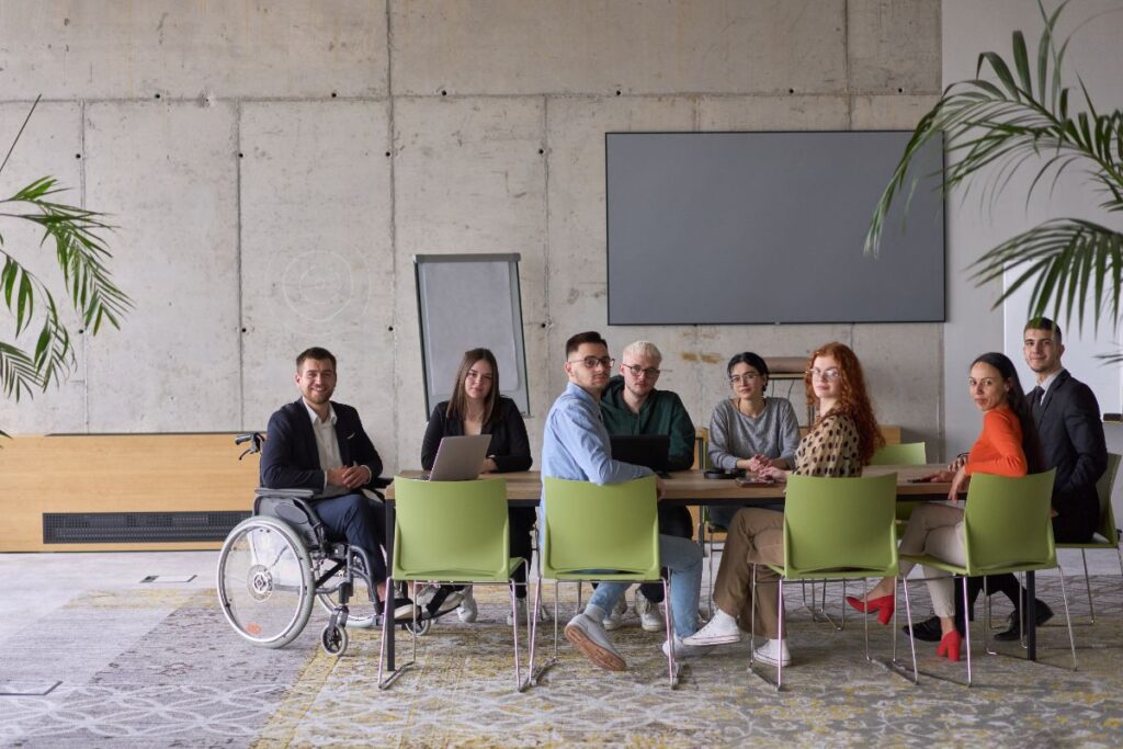 Des membres de CES en réunion dans une grande salle