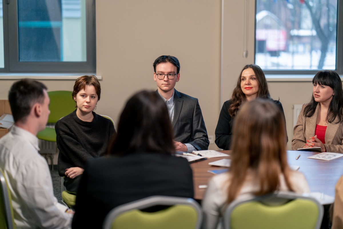 Des responsables d'une CE dans une entreprise