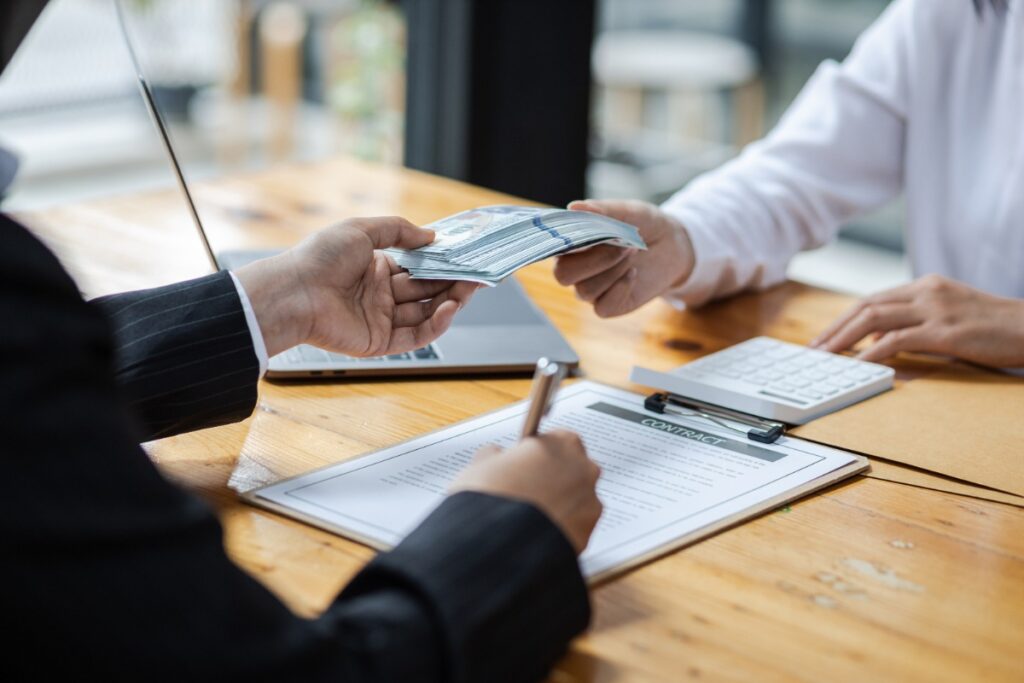 Un employé recevant son premier salaire avec un conctrat conclu