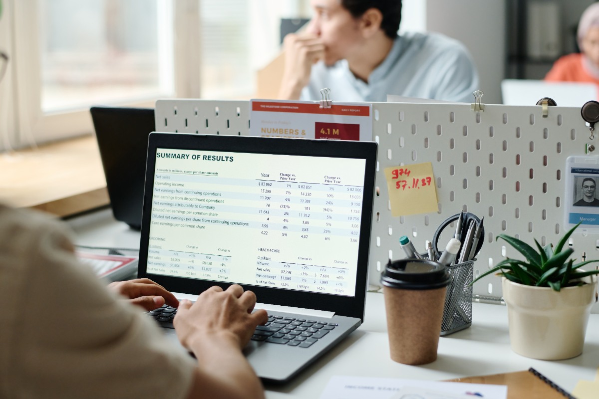 Un employeur calculant l'ancienneté de ses salariés sur un tableau excel affiché sur son ordinateur