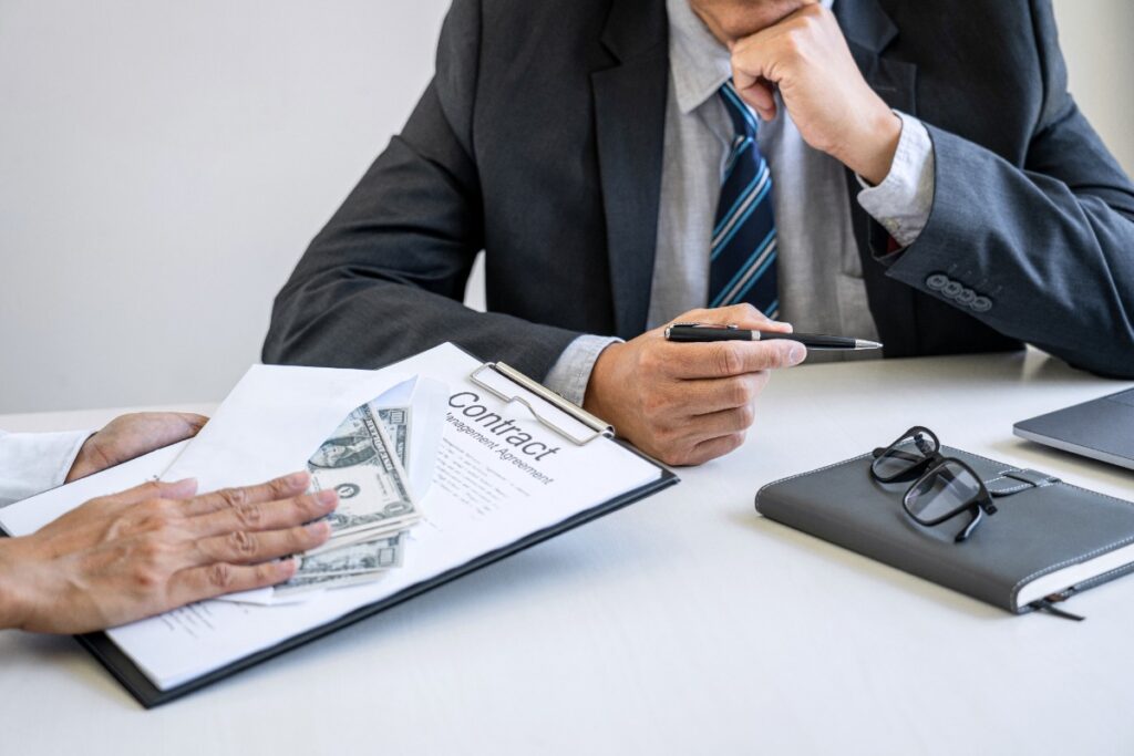 Un employeur payant son salarié dans un bureau