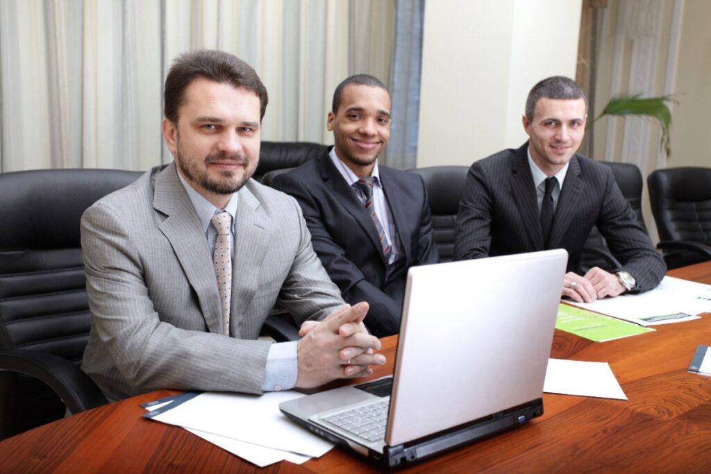 Un entrepreneur faisant une réunion avec ses salariés dans un bureau