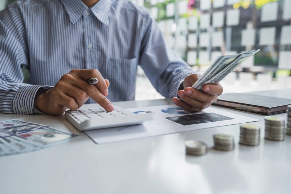 Un homme dans son bureau, faisant le calcul des frais déductibles pour son entreprise