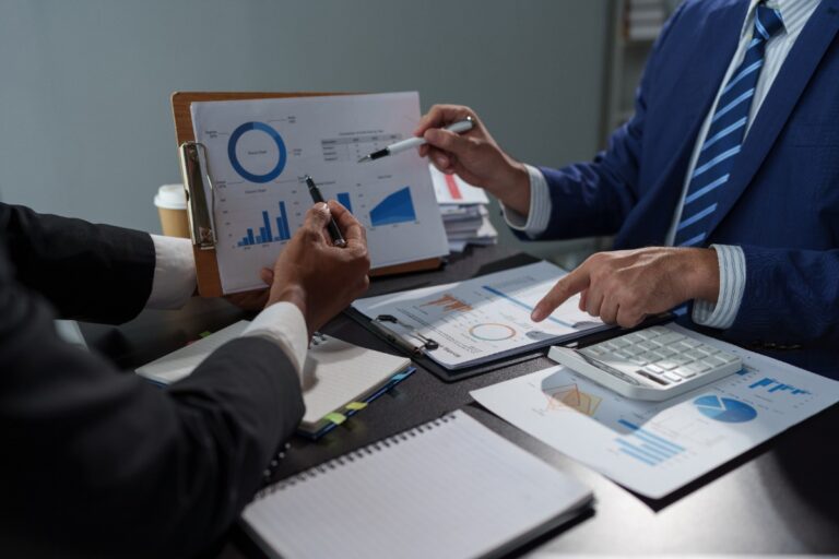 Analystes des économies locales travaillant dans un bureau