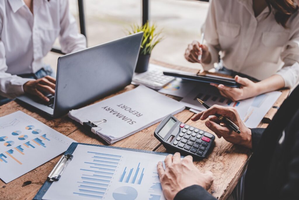 Des responsables RH faisant une déclaration sociale nominative des salariés