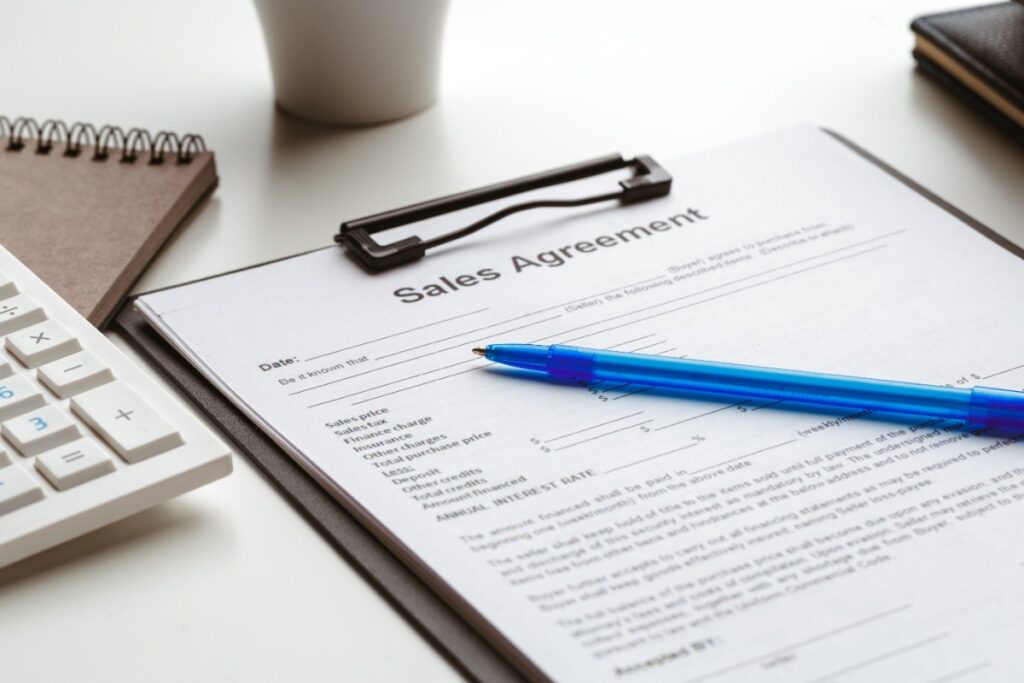 Dossiers d'une entreprise déposés sur une table