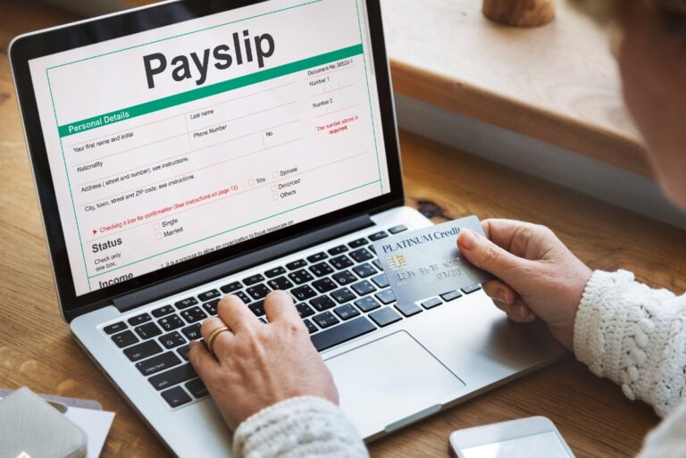 Employé travaillant sur la DSN de l'entreprise