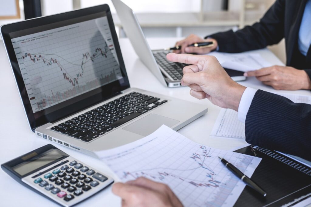 Employés analysant les économies de l'entreprise
