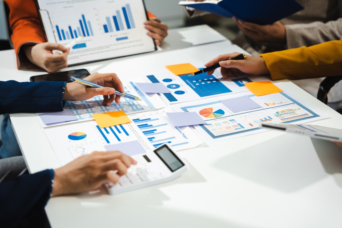 Employés travaillant dans une entreprise commerciale