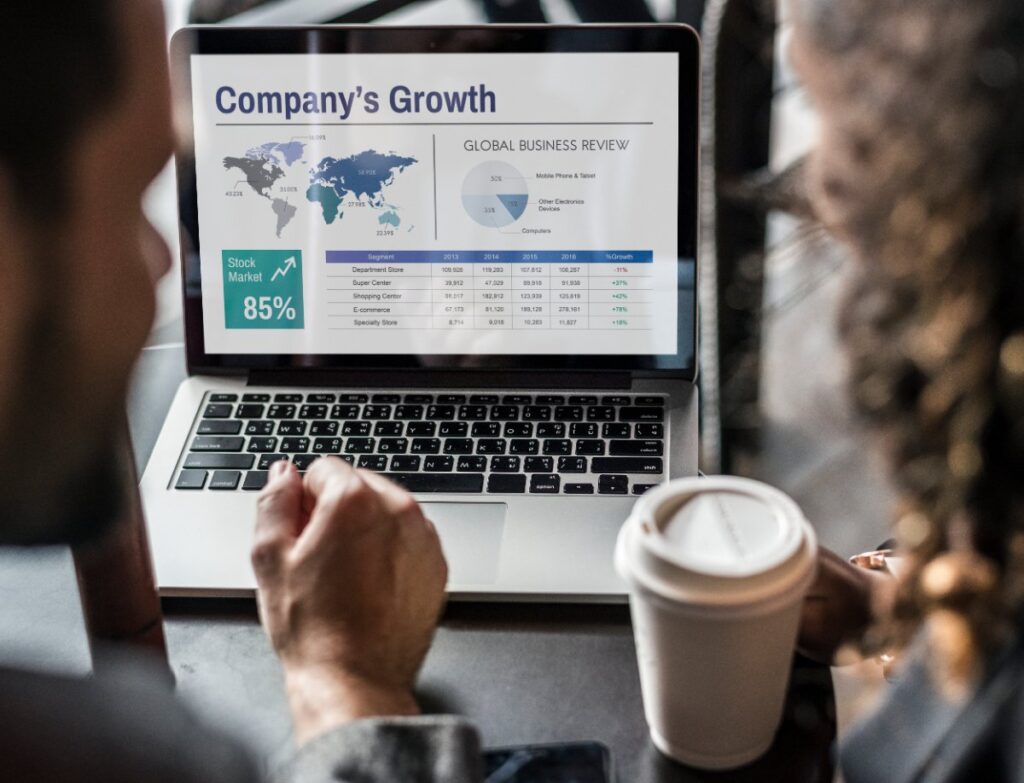 Personnes qui travaillent sur un ordinateur