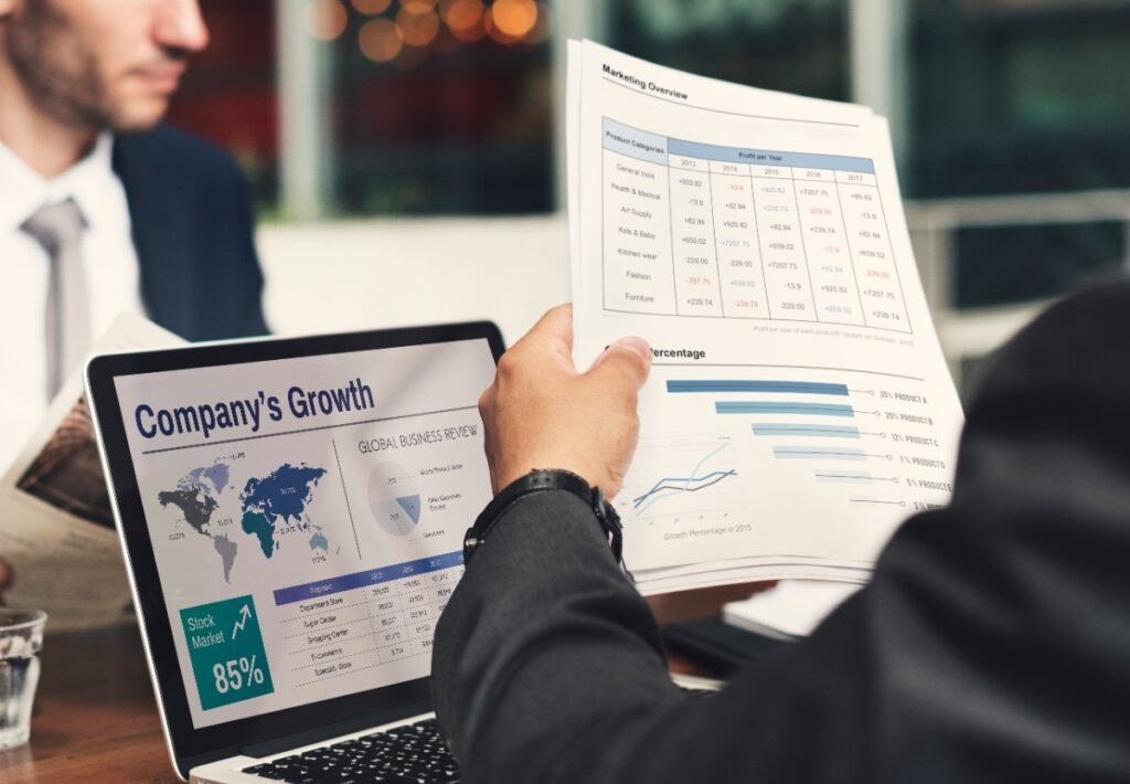 Travail de vérification de la croissance des économies pour une entreprise