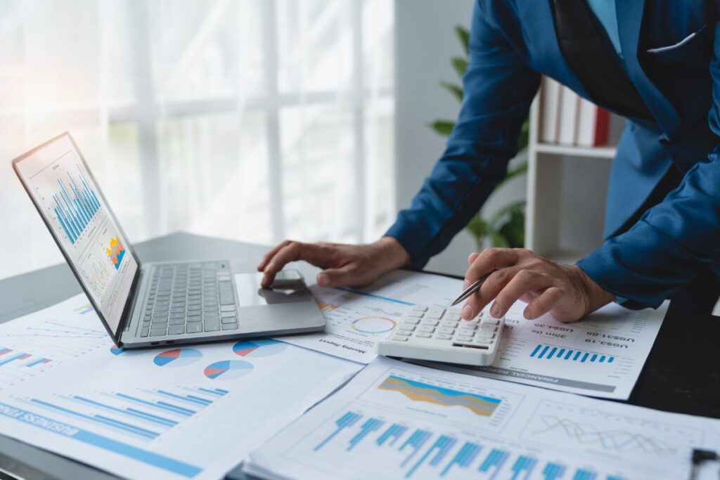 Un cadre travaillant dans son bureau avec un ordinateur