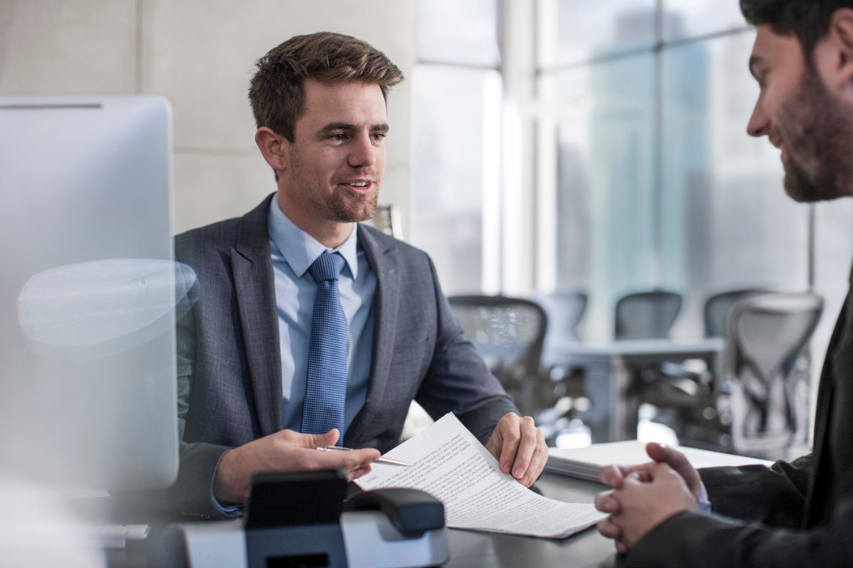 Un conseiller de transmission du PME qui discute avec un homme d'affaire