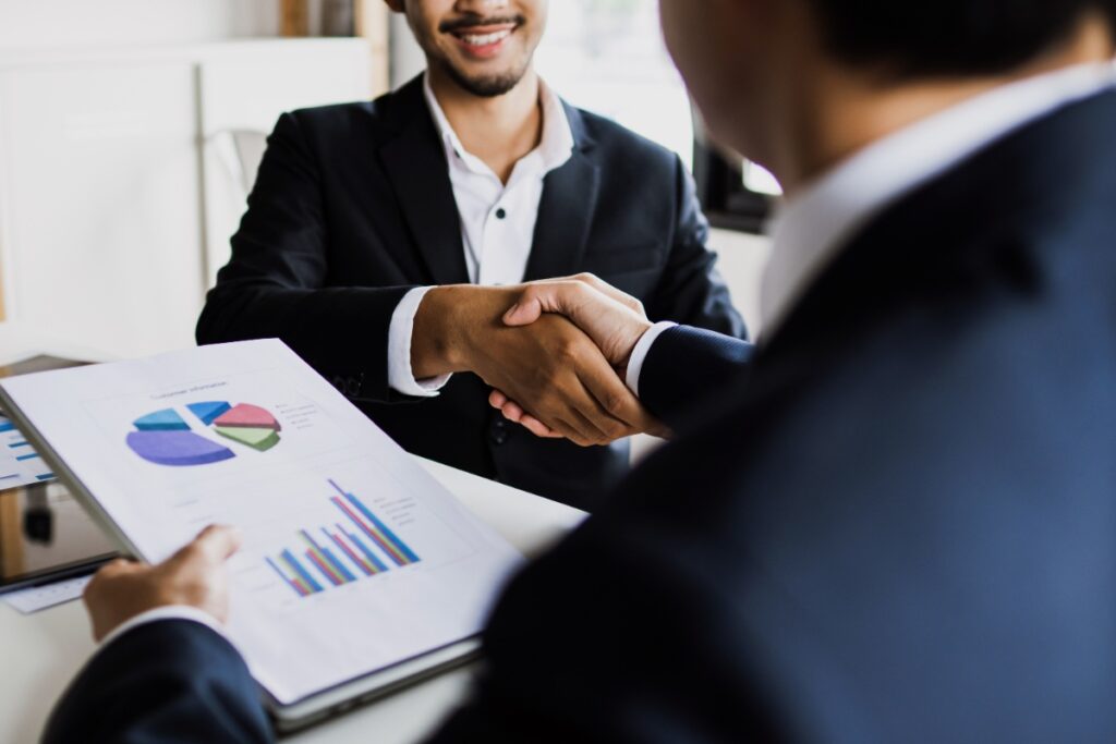 Un entrepreneur qui discute avec un conseiller en transmission pour une cession de sa PME