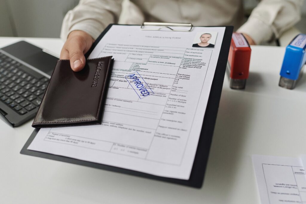 Une personne montrant un dossier avec un numéro unique d'identification URSSAF