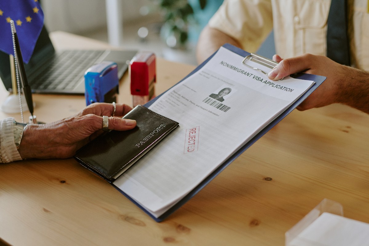 Un employé recevant son attestation pôle emploi