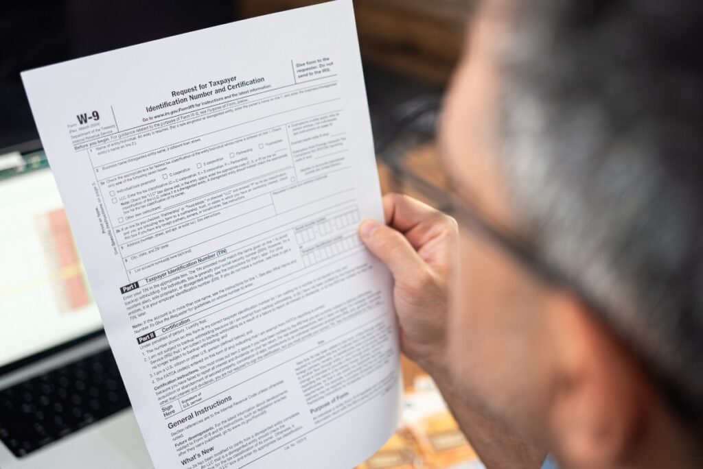 Un homme regardant un dossier et vérifie un numéro INSEE