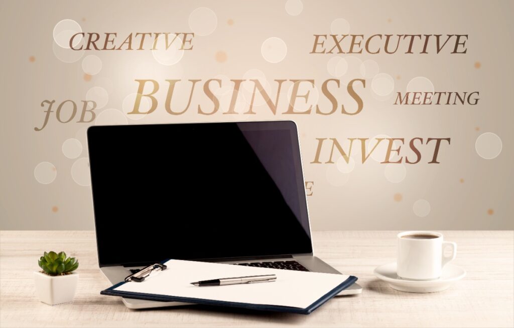 Un ordinateur sur une table, utilisé pour créer une micro-entreprise gratuitement