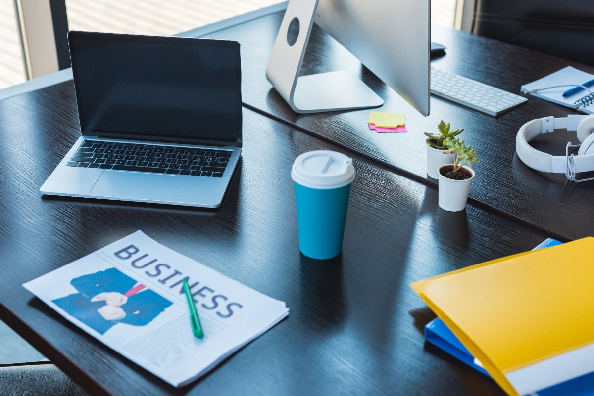 Un plan de business et un ordinateur sur une table pour créer une micro-entreprise