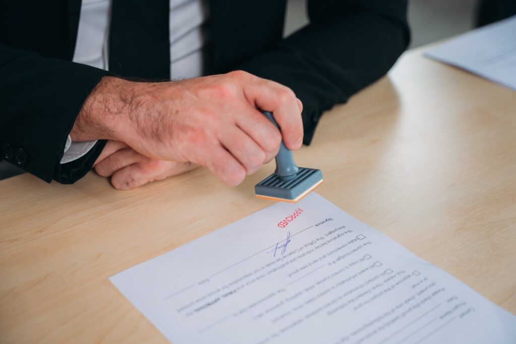 Un responsable d'une entreprise qui signe une attestation pôle emploi d'un employé