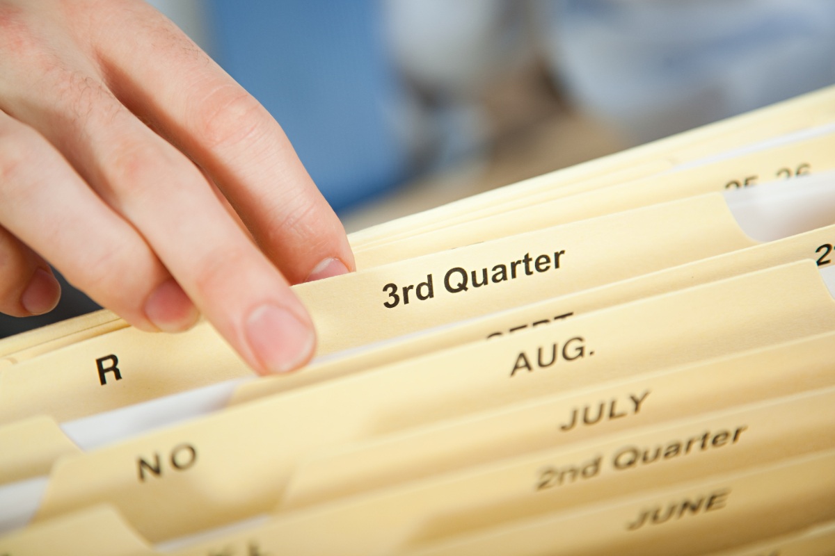 Une personne qui cherche un dossier mentionnant un numéro unique URSSAF