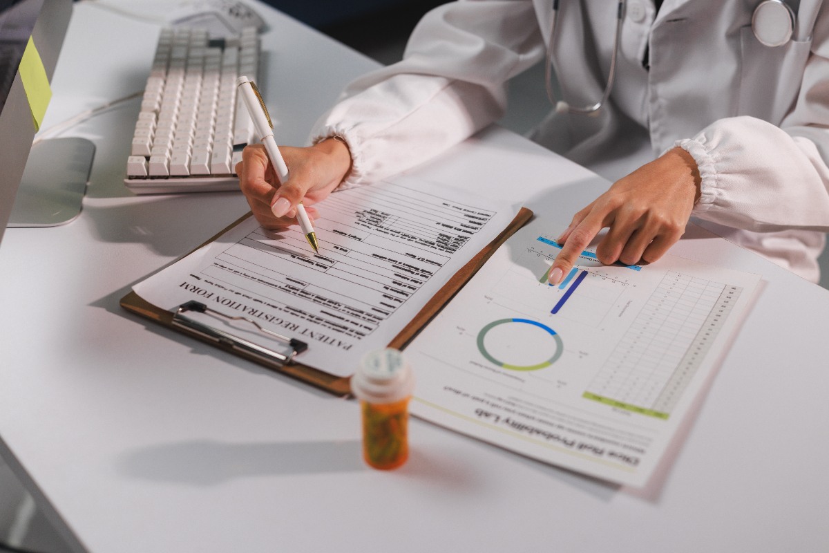 Une personne assise dans un bureau et complète des dossiers d'une entreprise