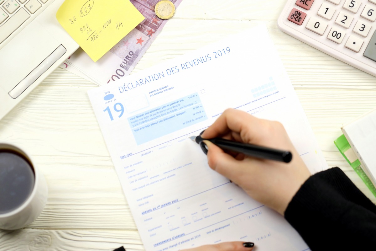 Une personne qui modifie une date sur une papier