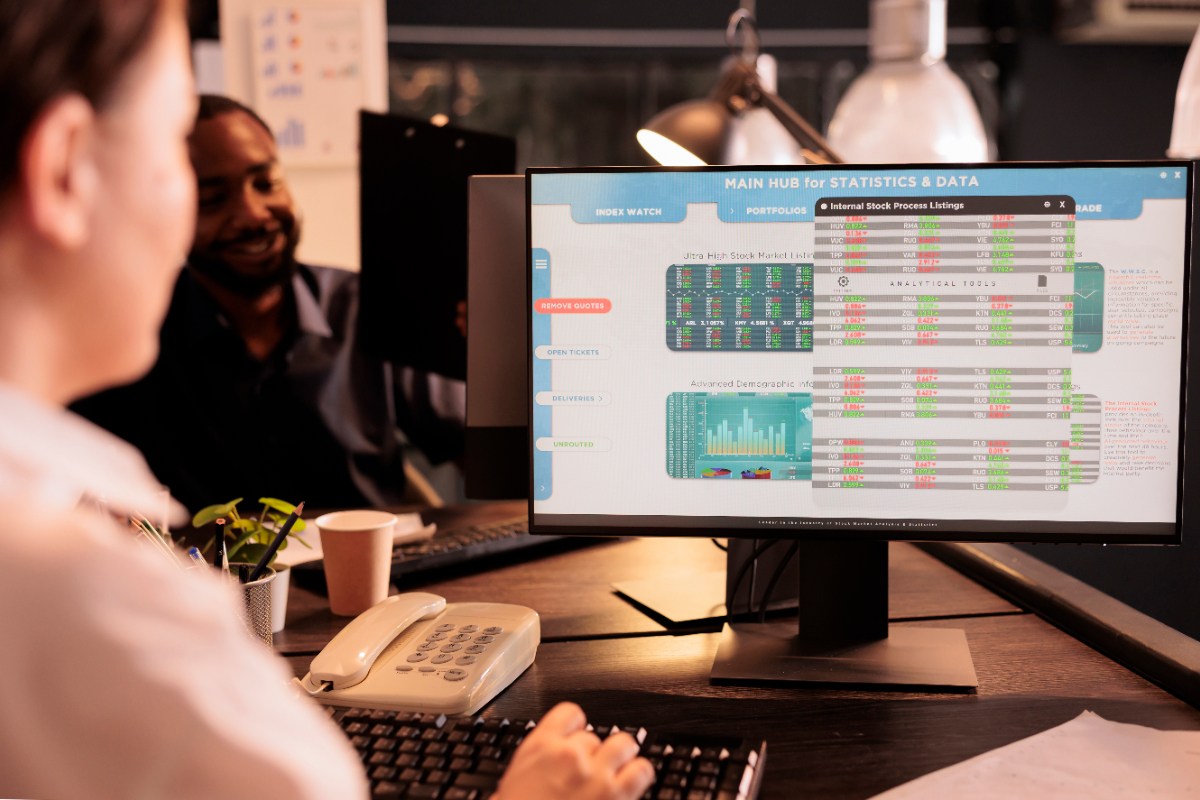 Une femme qui travaille avec un ordinateur en faisant une déclaration sociale nominative des employés