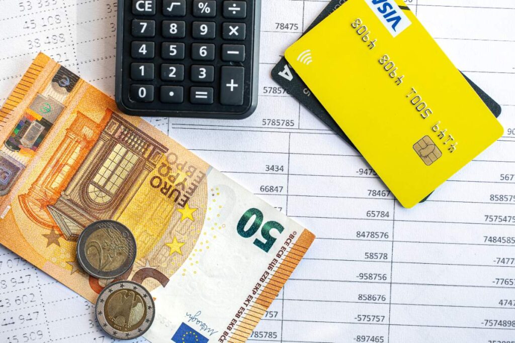 Une carte bancaire avec des monnaies et de calculatrice