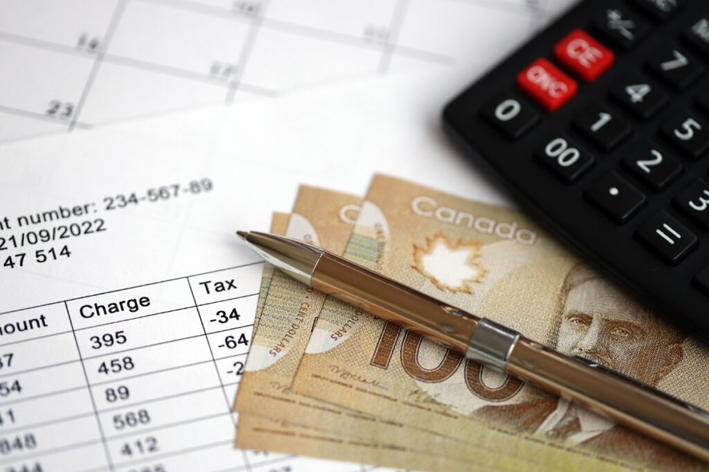 Papiers avec une devise de salaire et une calculatrice