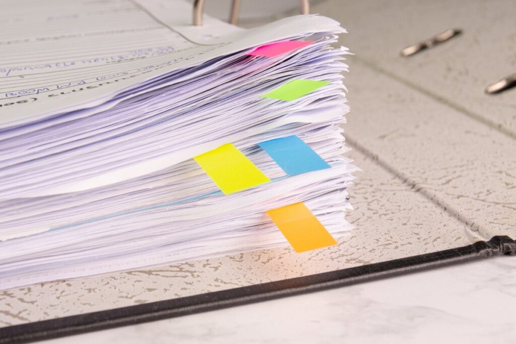 Des documents administratifs d'une entreprise classés dans un classeur