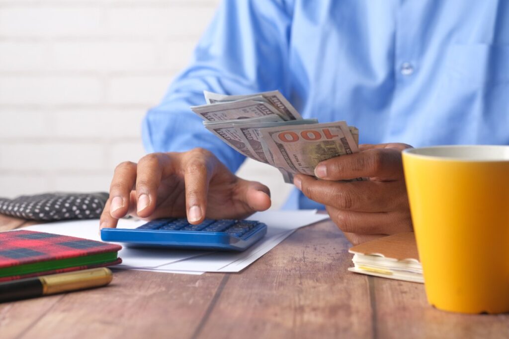 Un employé qui compte son salaire