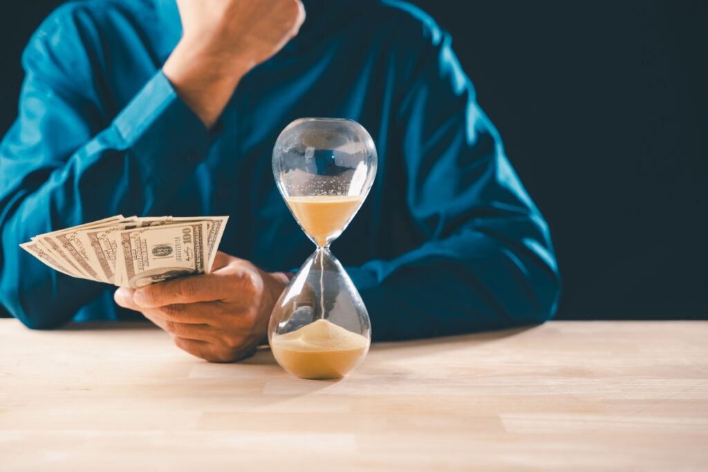Un employé qui tient et compte son salaire
