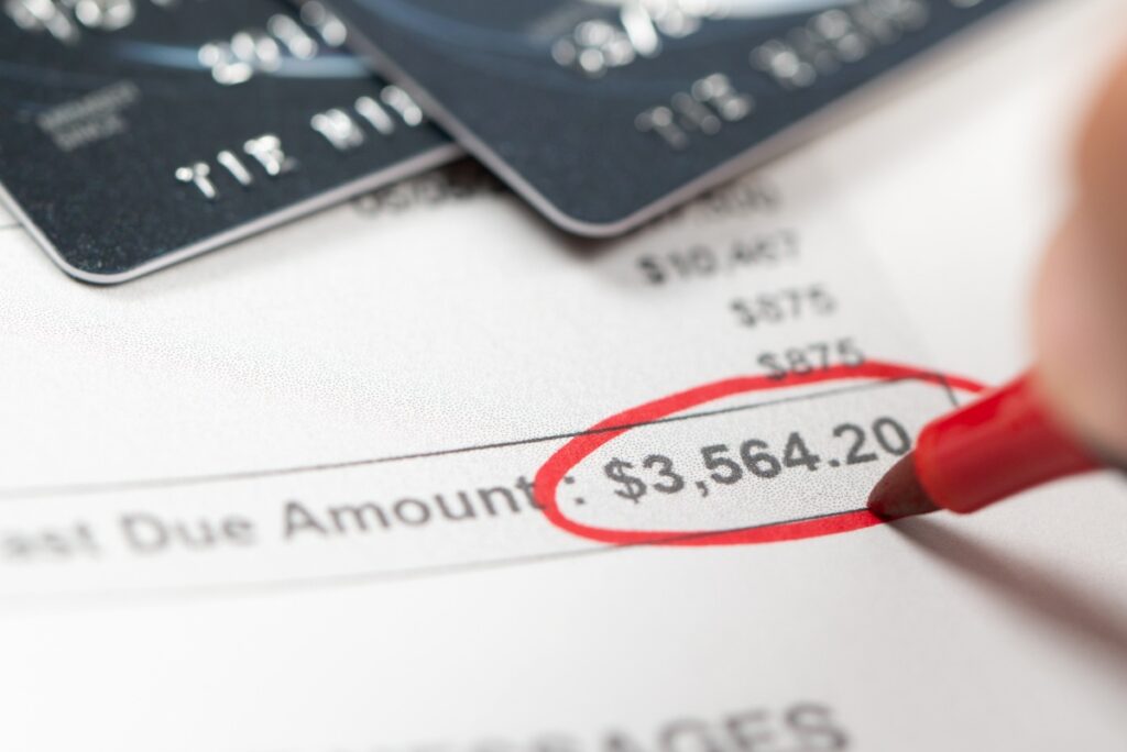 Etat financier sur un papier avec une carte de crédit et un stylo