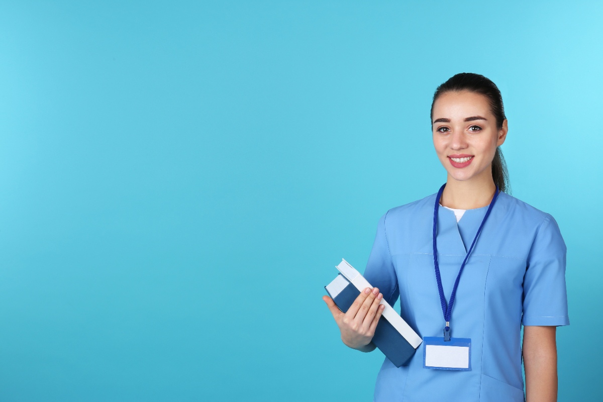 Une infirmière souriante qui tient des documents