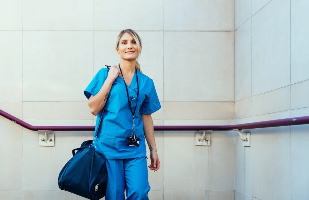 Une infirmière en uniforme bleu avec un sac