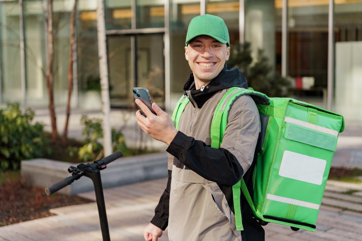 Un jeune homme qui travaille pour une livraison