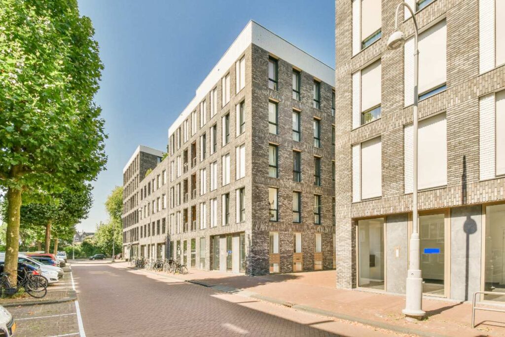 Des bâtiments construits à Lille, près d'une ruelle